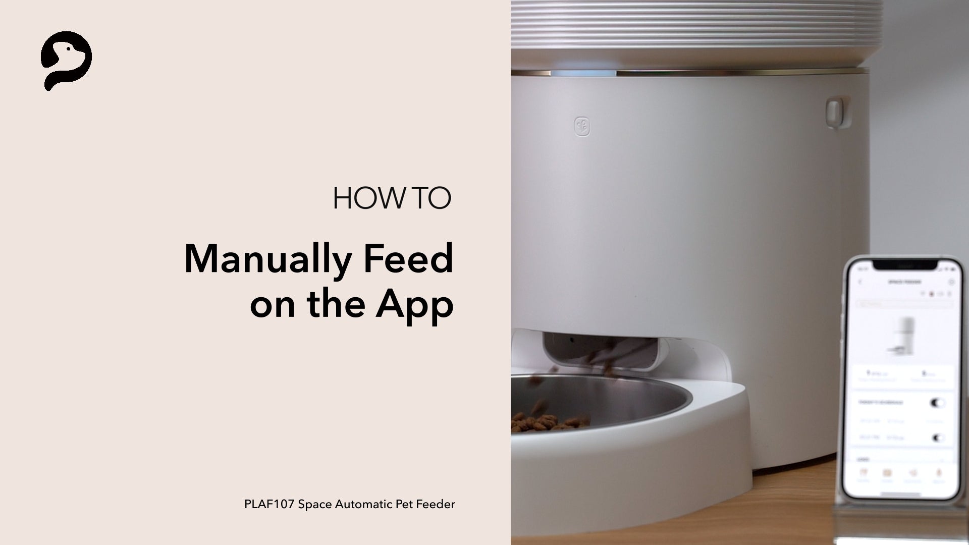 Petlibro PETLIBRO automatischer Futterspender in Weiß mit App-Steuerung; Futter fällt in Napf, Smartphone daneben, Haustier-Zubehör nahe Katzentoilette/Brunnen.