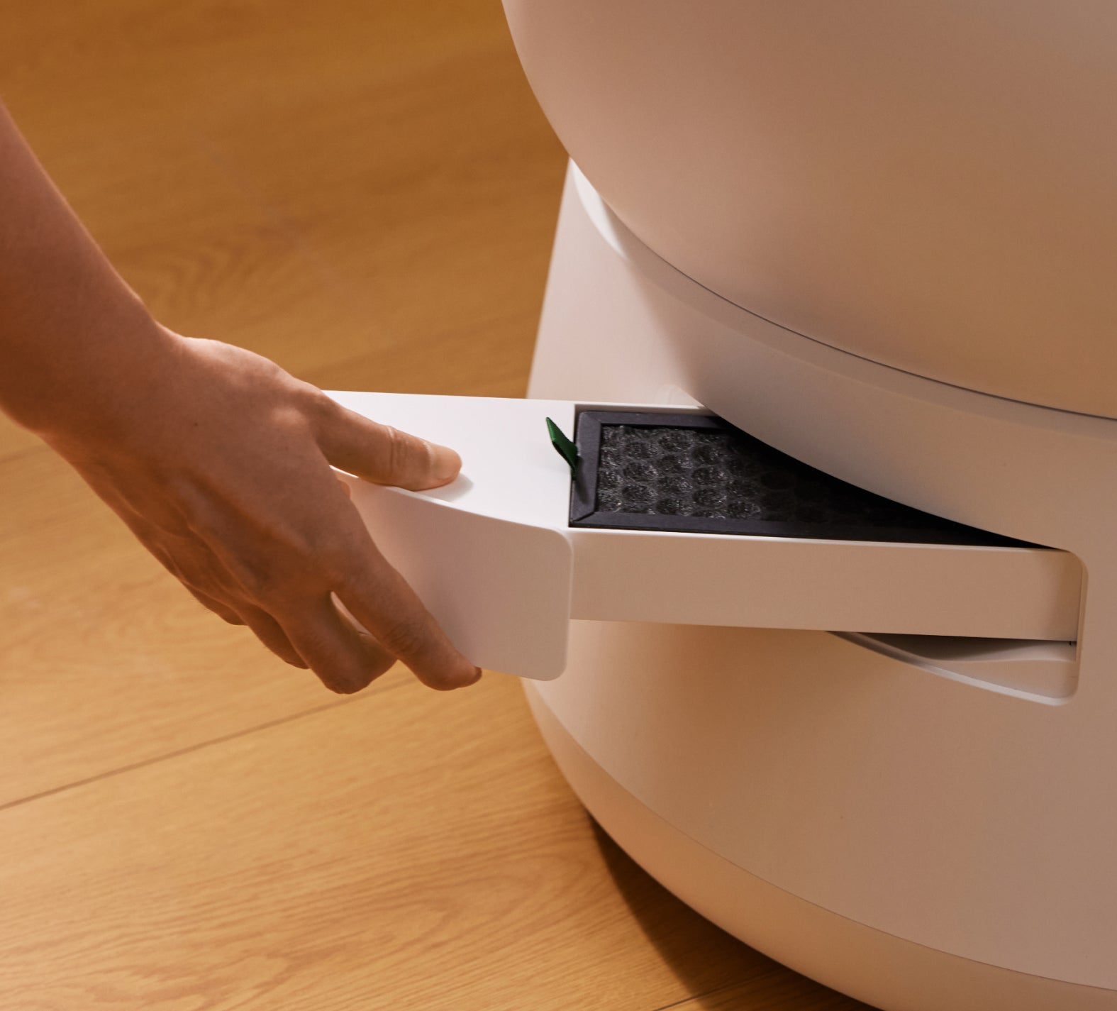 Petlibro PETLIBRO Katzentoilette: Hand zieht weiße Schublade mit Filter; Haustier-Zubehör, Brunnen und automatischer Futterspender erwähnt