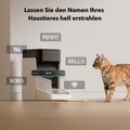 Petlibro PETLIBRO automatischer Futterspender neben Katze; Brunnen und Katzentoilette fürs Haustier, graues Gerät mit Namensanzeige.