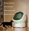 Petlibro PETLIBRO Katzentoilette mit Sensoren; Katze davor im Zuhause, kein Brunnen oder automatischer Futterspender sichtbar.