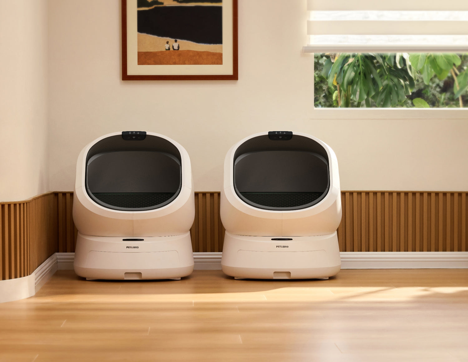 Petlibro PETLIBRO Katzentoilette, 2 weiße Boxen im Raum; Brunnen/automatischer Futterspender für Katze und Haustier erwähnt