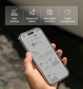 Petlibro PETLIBRO App-Tracking für Haustier: Brunnen, Katzentoilette, automatischer Futterspender; Hand hält Smartphone mit Diagrammen für Katze