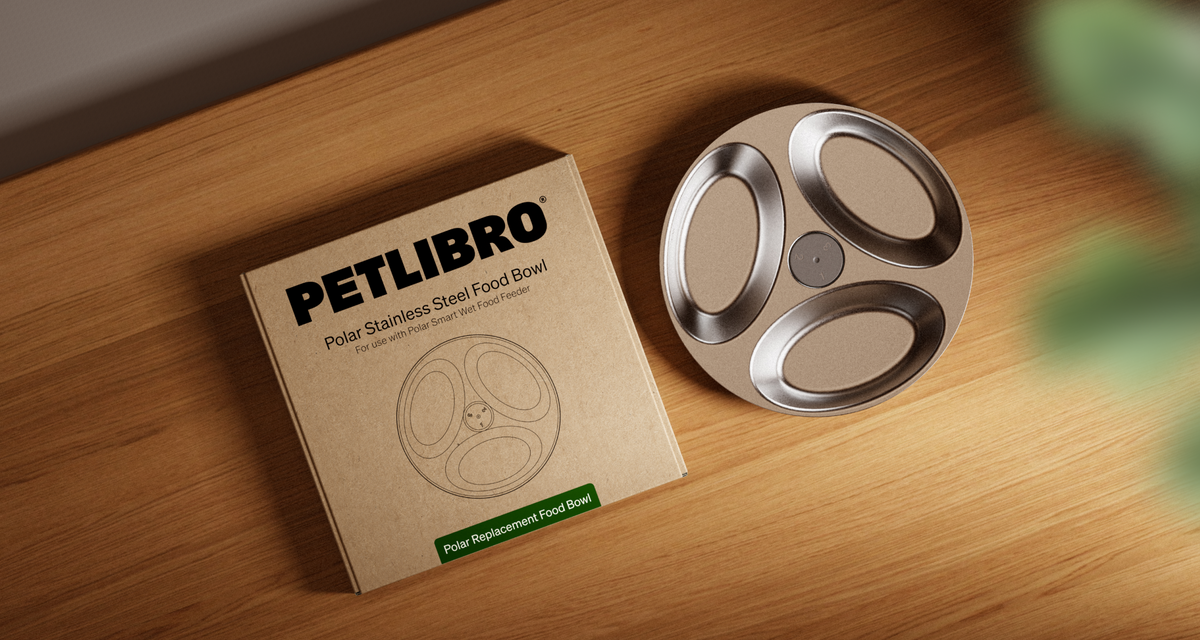 Petlibro PETLIBRO Edelstahl-Futterschale für Katze/Haustier, Zubehör für Brunnen, Katzentoilette und automatischer Futterspender auf Holz